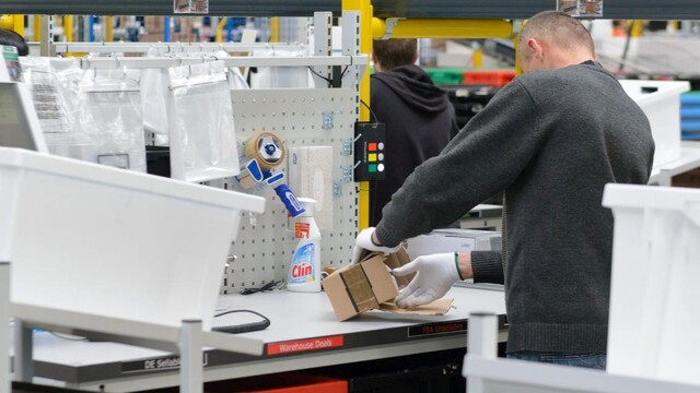 Priestory logistického centra spoločnosti Amazon