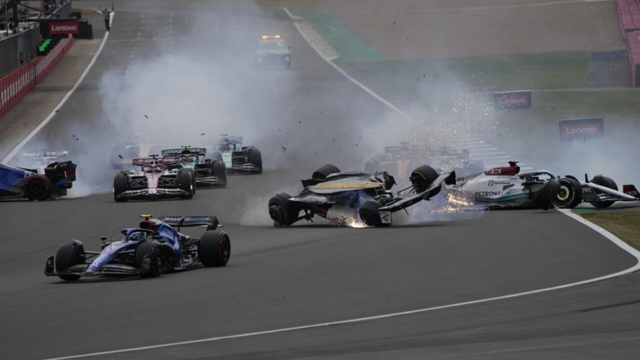 Ignorovali varovania a vbehli na trať. Po hrozivej nehode na F1 sa udial ďalší incident