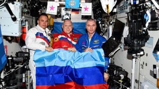 S vlajkou separatistov vo vesmíre. Ruskí kozmonauti oslávili dobytie Luhanskej oblasti