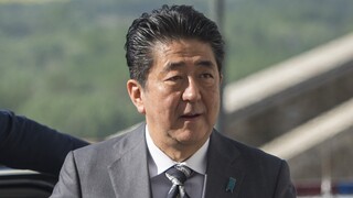 Bývalý japonský premiér Šinzó Abe je po atentáte nažive. Je však vo veľmi vážnom stave