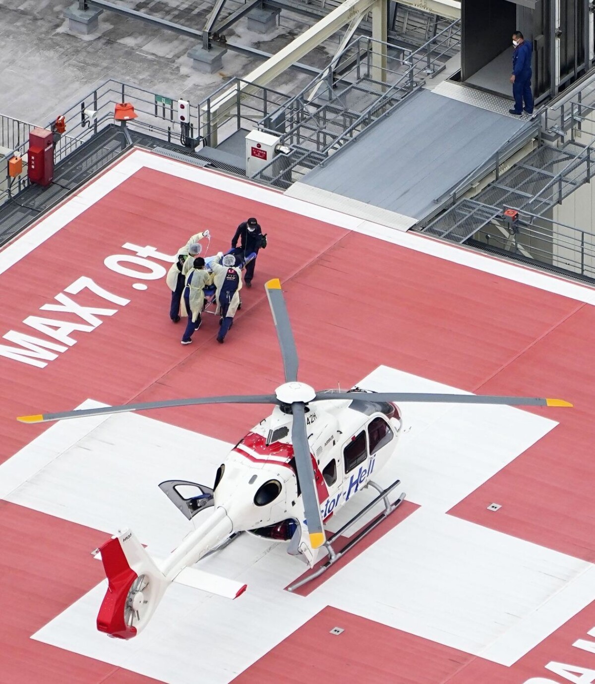 Šinzó Abe po prevoze zdravotníckym vrtuľníkom