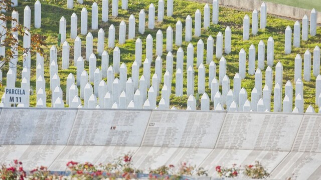 Tisíce ľudí pochodovali cez lesy. Pripomenuli si výročie masakru v Srebrenici
