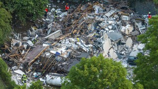 V Nemecku vybuchol bytový dom, celý sa zrútil. Päť osôb je nezvestných