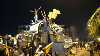Demisiu ohlásil aj srílanský prezident, demonštranti zapálili súkromnú rezidenciu premiéra