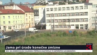 Z neudržiavanej jamy sa stane parkovací dom