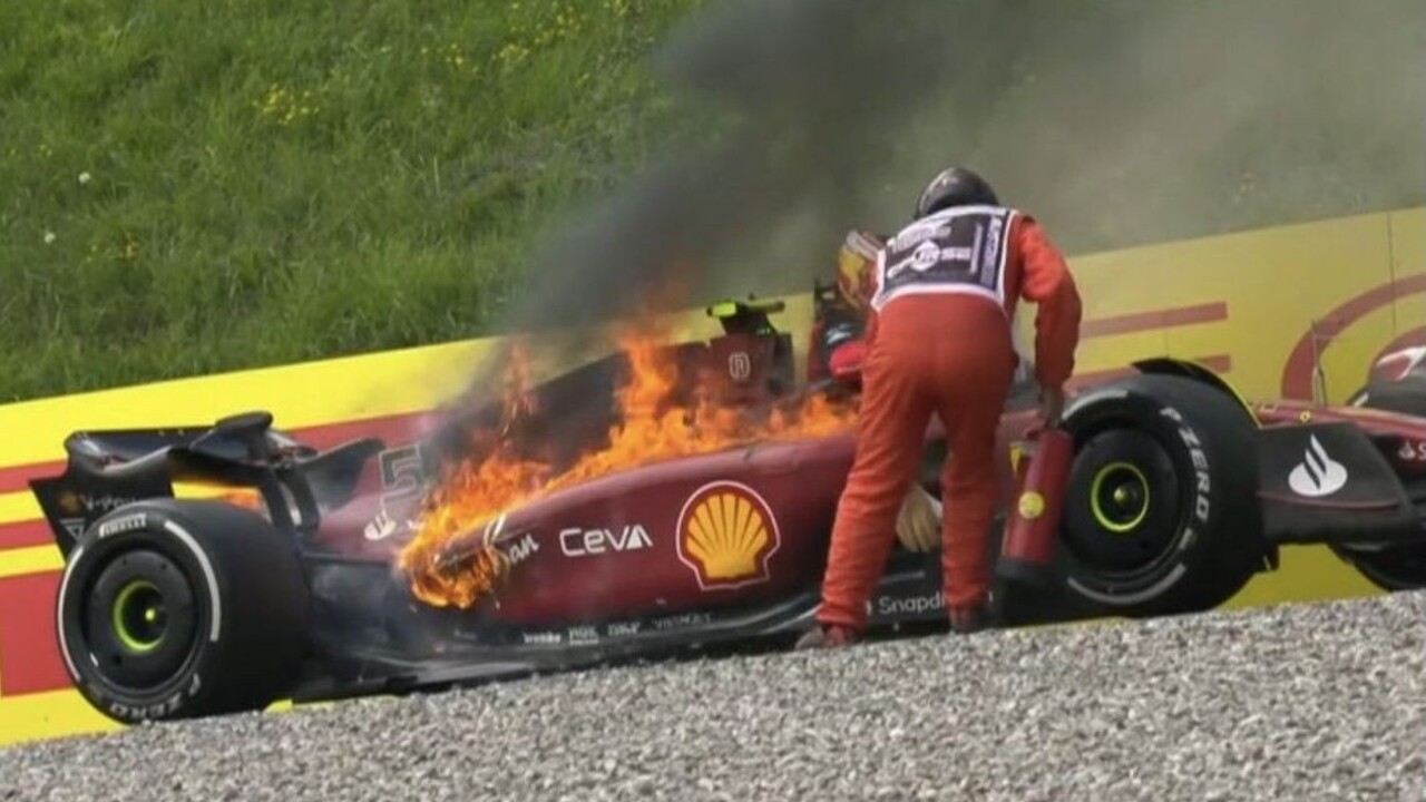 VIDEO: Ferrari malo na VC Rakúska double na dosah. Sainzovi však zlyhal motor a monopost zachvátili plamene