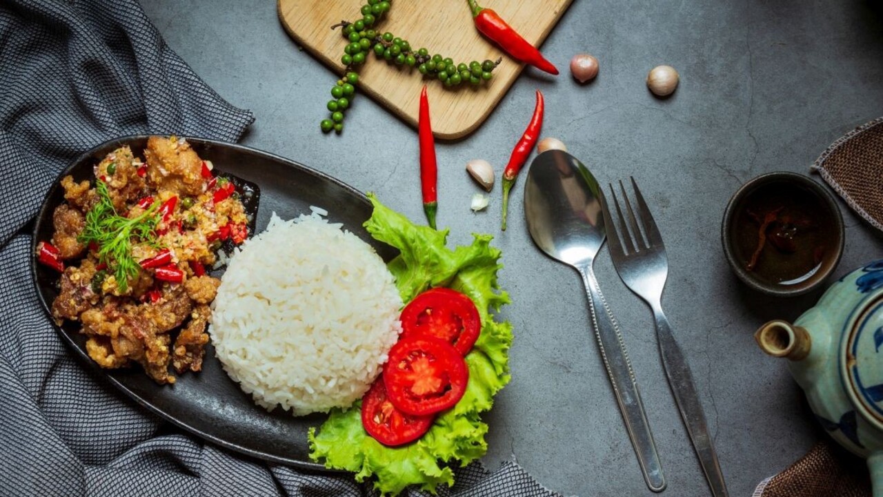 Soľnička vždy po ruke? Vedci zisťovali, o koľko skracuje dosáľanie jedál pri stole život