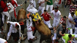 FOTO: Krvavá tradícia v Španielsku. Počas behu v uliciach Pamplony býky zranili šesť ľudí