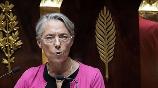 Francúzska premiérka Élisabeth Borenová prežila hlasovanie o vyslovení nedôvery