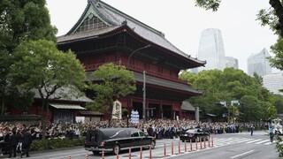 FOTO: V Tokiu pochovali zavraždeného japonského expremiéra Šinzóa Abeho. Lúčili sa s ním davy ľudí