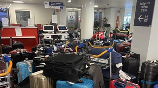 Personál parížskeho letiska štrajkoval a neprišiel do práce. Za jeden deň sa stratilo vyše 20-tisíc kusov batožiny