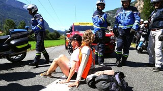Desiatu etapu Tour de France prerušili, skupina demonštrantov zablokovala cestu