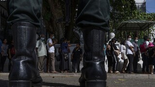 Srílanský premiér nariadil polícii a armáde, aby obnovili poriadok v krajine