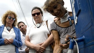 Delegáti z EÚ navštívili osadu na Slovensku: Je hanba, že v 21. storočí žijú ľudia ako v stredoveku