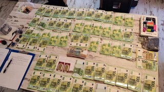 FOTO: NAKA zaistila drogy a státisíce eur v hotovosti. V rámci akcie Parketár obvinila 16 osôb