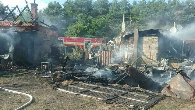 FOTO: V Rohožníku zhorela kôlňa s drevom na dvore rodinného domu, zranila sa jedna osoba
