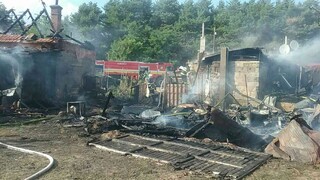 FOTO: V Rohožníku zhorela kôlňa s drevom na dvore rodinného domu, zranila sa jedna osoba