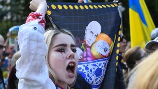 Vo Varšave protestovalo takmer dvetisíc ľudí, požadujú vyhlásenie Ruska za teroristický štát