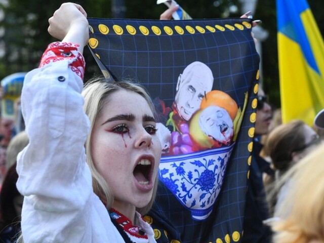 Vo Varšave protestovalo takmer dvetisíc ľudí, požadujú vyhlásenie Ruska za teroristický štát