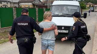Známu ruskú novinárku, ktorá vytiahla transparent vo vysielaní, už prepustili. Protestovala priamo pred Kremľom