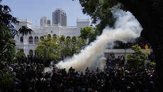 Úradujúci prezident Srí Lanky chce potlačiť nepokoje. Vyhlásil výnimočný stav