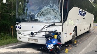 Motorkár sa v Tatranskej Lomnici čelne zrazil s autobusom, zraneniam na mieste podľahol