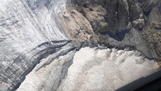 VIDEO: Na vrchu Marmolada sa na ľadovci objavila nová trhlina. Oblasť je pre turistov neprístupná