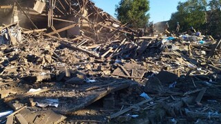 Ruské delostrelectvo zničilo budovu v Torecku, o život prišlo niekoľko ľudí