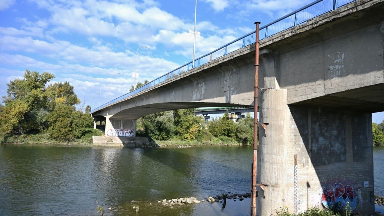 Most ponad Váh v Hlohovci bude znova otvorený pre chodcov, zosilnili jeho základy
