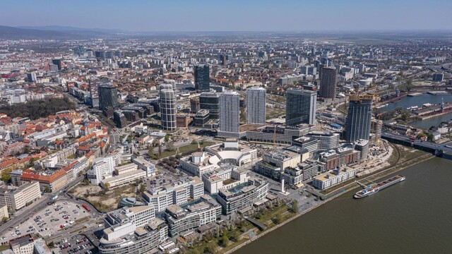 Rezort kultúry nesúhlasí, aby električková trať viedla pred budovou SND. Predstavil alternatívnu trasu