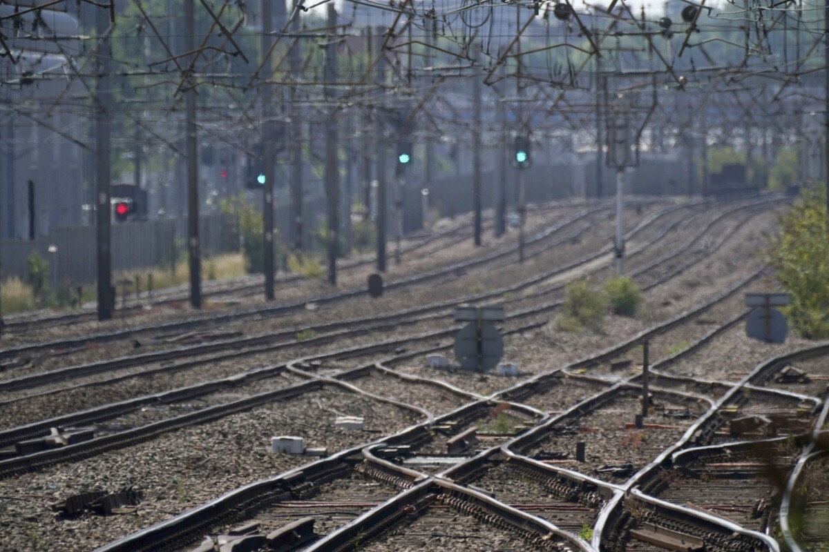 Trate sú natreté bielou farbou, aby odrážali teplo.