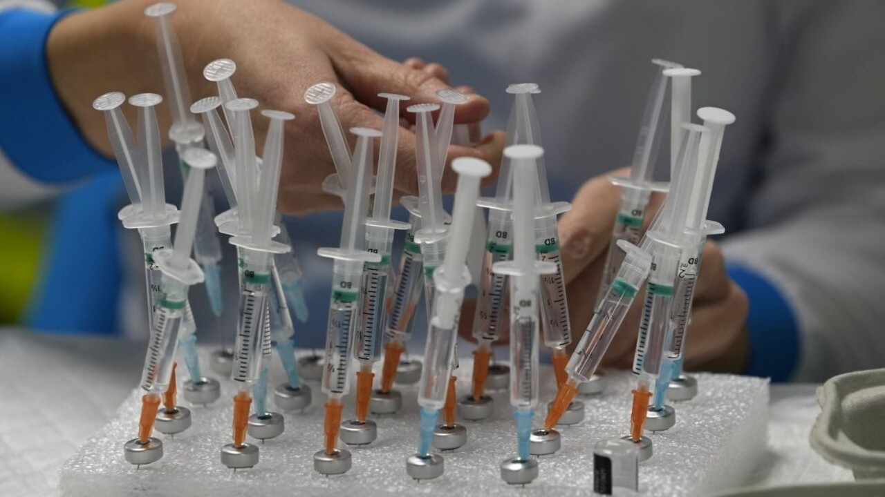 Nikdy nebudeme mať vakcínu na aktuálny variant koronavírusu, uviedol biochemik