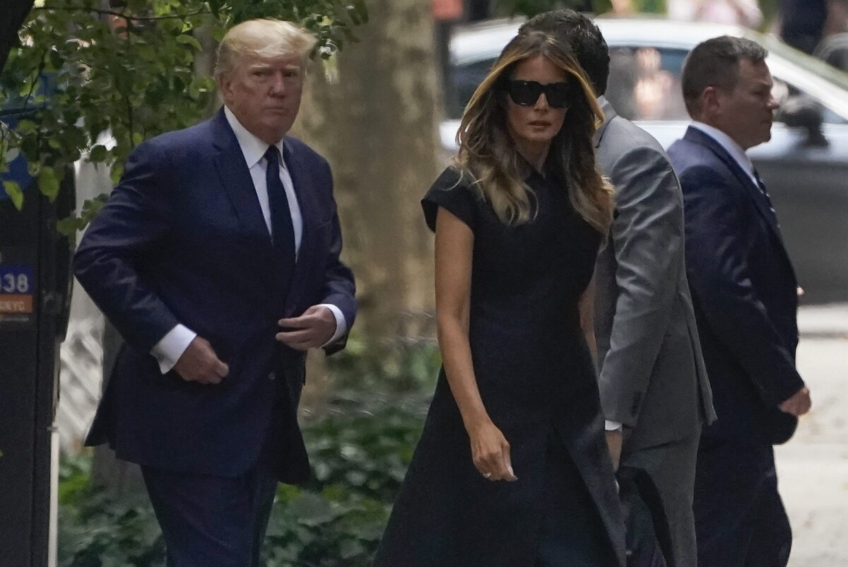 Pohrebu sa zúčastnila aj Trumpova súčasná manželka Melania Trumpová.