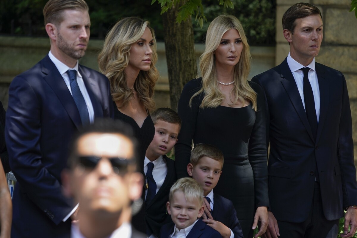 Zľava prichádza Eric Trump a jeho manželka Lara Trumpová s Ivankou Trumpovou a Jaredom Kushnerom.