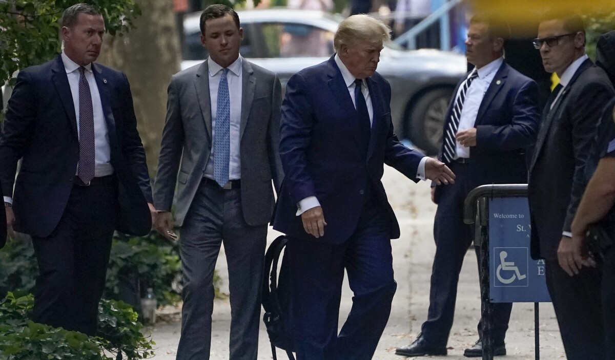 Donald Trump dorazil na pohreb.