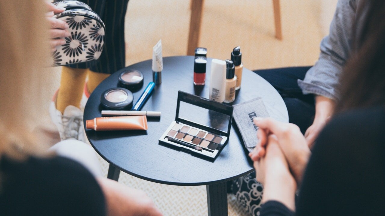 Mejkap triky vizážistov: V tridsiatke teplé tóny, po päťdesiatke tekutý korektor