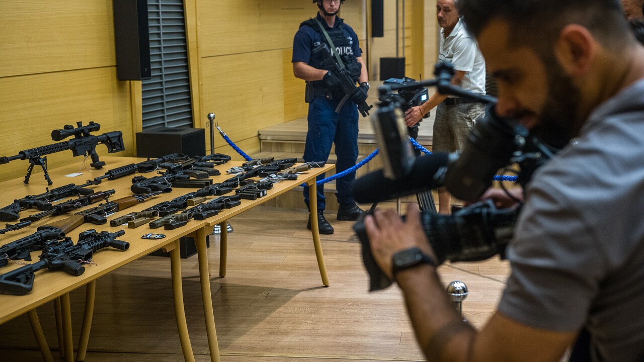 Europol s FBI v akcii Parketár. Vyšetrujú pôvod desiatok ilegálnych zbraní nájdených v Rajke