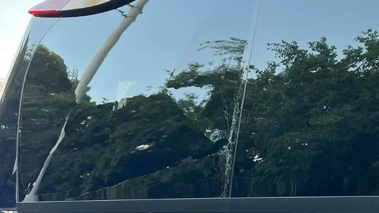 Muž, ktorý hodil kameň na autobus Slovana, spoznal svoj trest