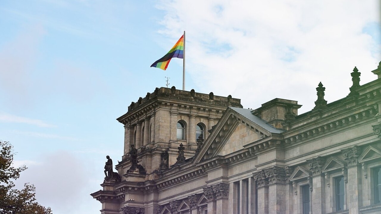 Na pride v Berlíne prišlo asi 150-tisíc ľudí. Bundestag po prvý raz vyvesil dúhovú vlajku