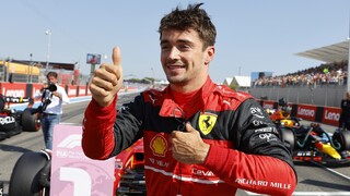 Tímová spolupráca jazdcov Ferrari. Kvalifikáciu na Veľkej cene Francúzska vyhral Leclerc