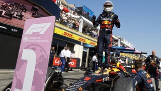 Max Verstappen využil chybu Leclerca a ovládol VC Francúzska