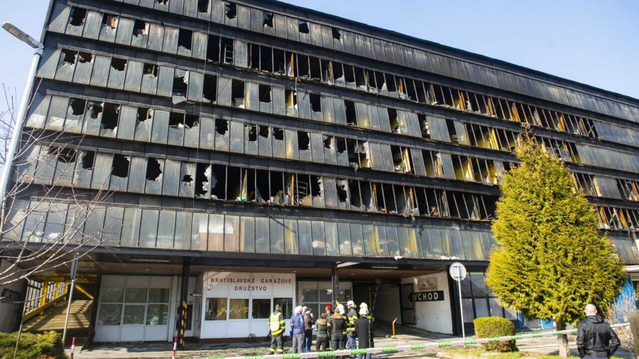 Požiar garážového domu v Ružinove stále vyšetrujú. Páchateľa zatiaľ nenašli, vyčísľujú škody
