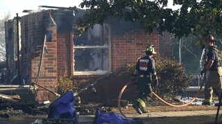 V USA naďalej bojujú s lesnými požiarmi, plamene v Balch Springs zničili domy