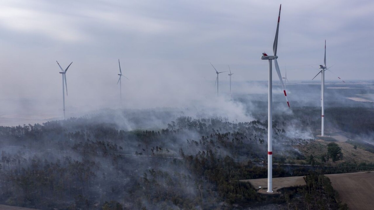 FOTO: Požiar na východe Nemecka sa rýchlo šíri, situácia je podľa hasičov veľmi vážna