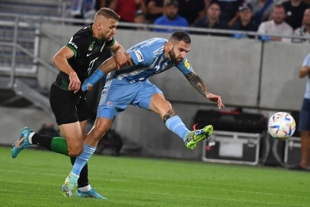 Futbalista Slovana Tigran Barseghjan a hráč Ferencvárosu Eldar Čivič bojujú o loptu