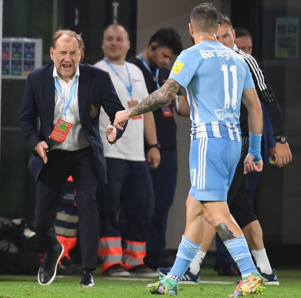 Tréner Slovana Bratislava Vladimir Weiss st. a hráč Slovana Tigran Barseghyan