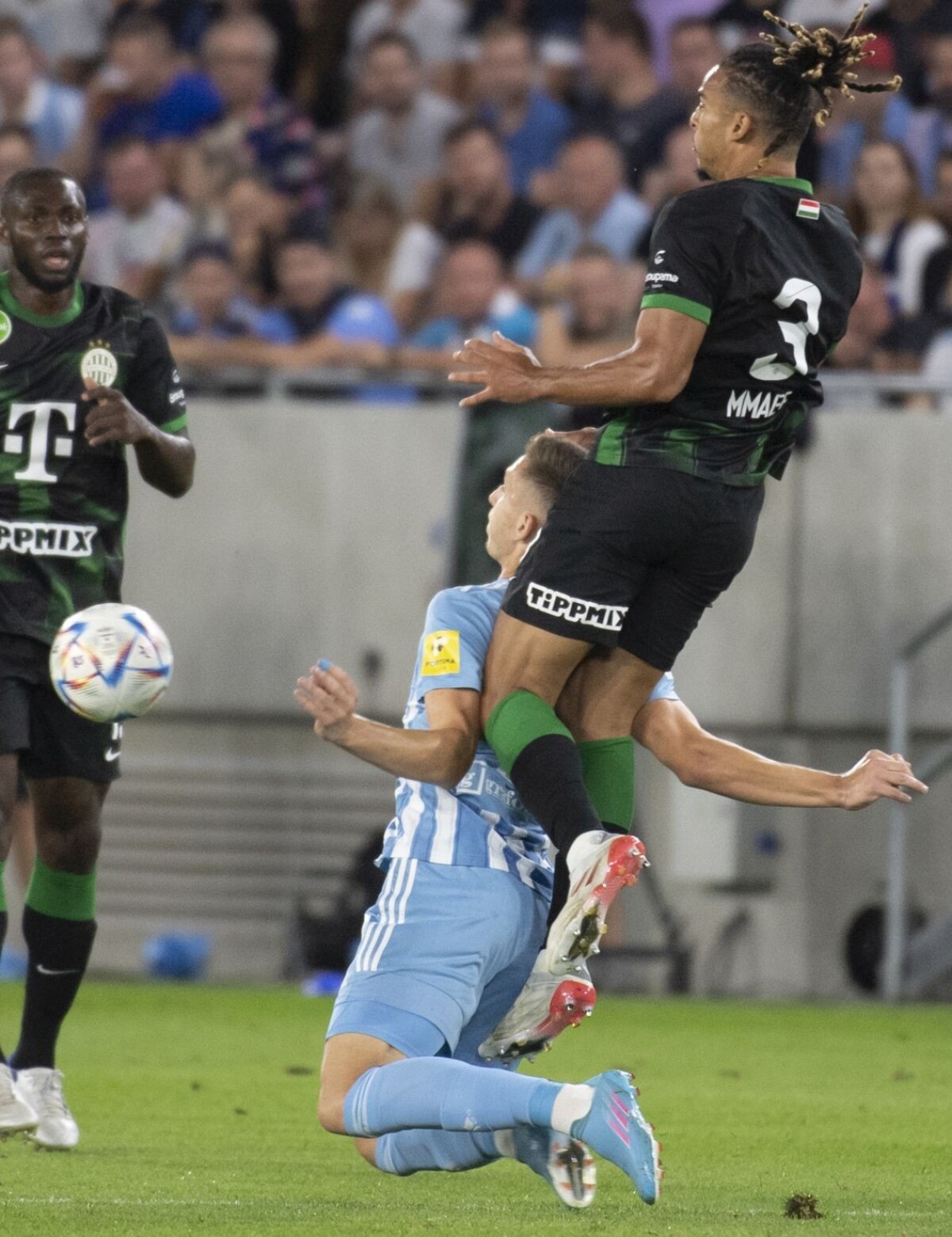 Futbalista Slovana  Ivan Šaponjič a hráč Ferencvárosu Samy Mmaee