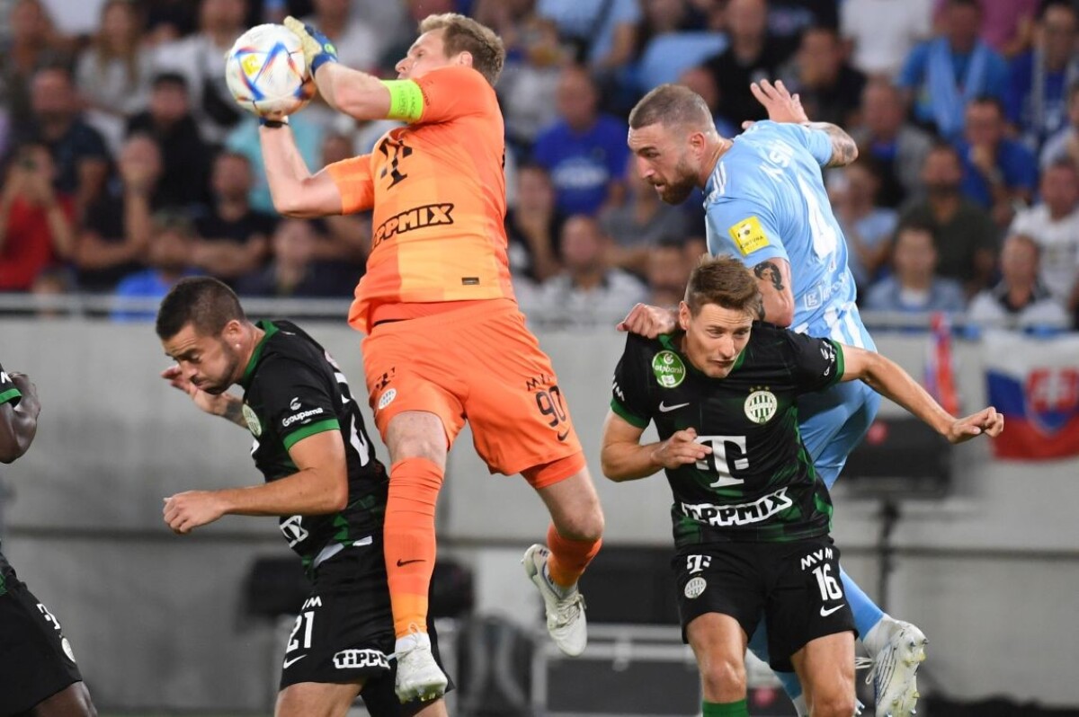 Futbalisti Ferencvárosu zľava Endre Botka, brankár Dénes Dibusz, Kristoffer Zachariassen a hráč Slovana Guram Kašia