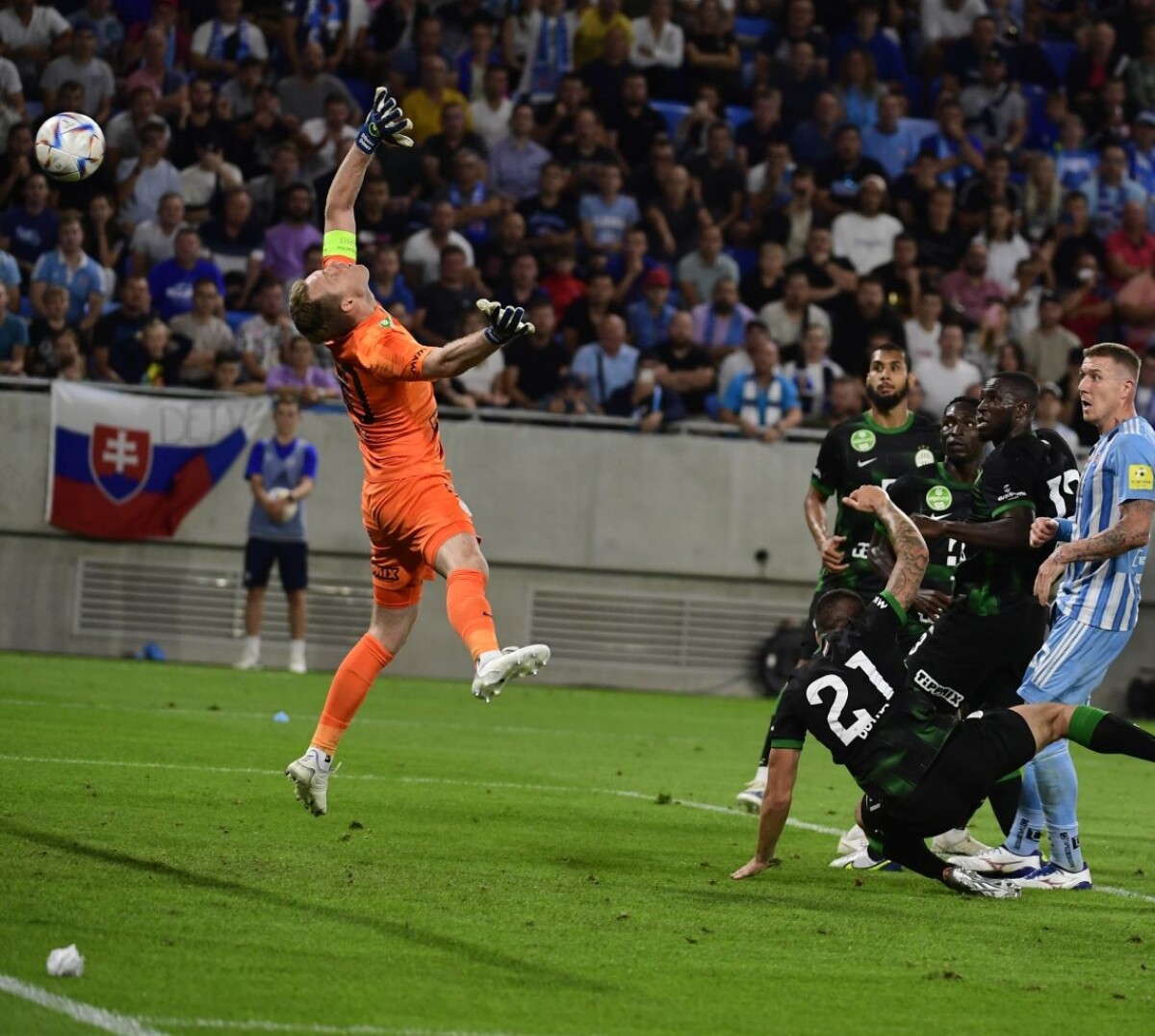 Brankár Ferencvárosu Dénes Dibusz inaksuje gól