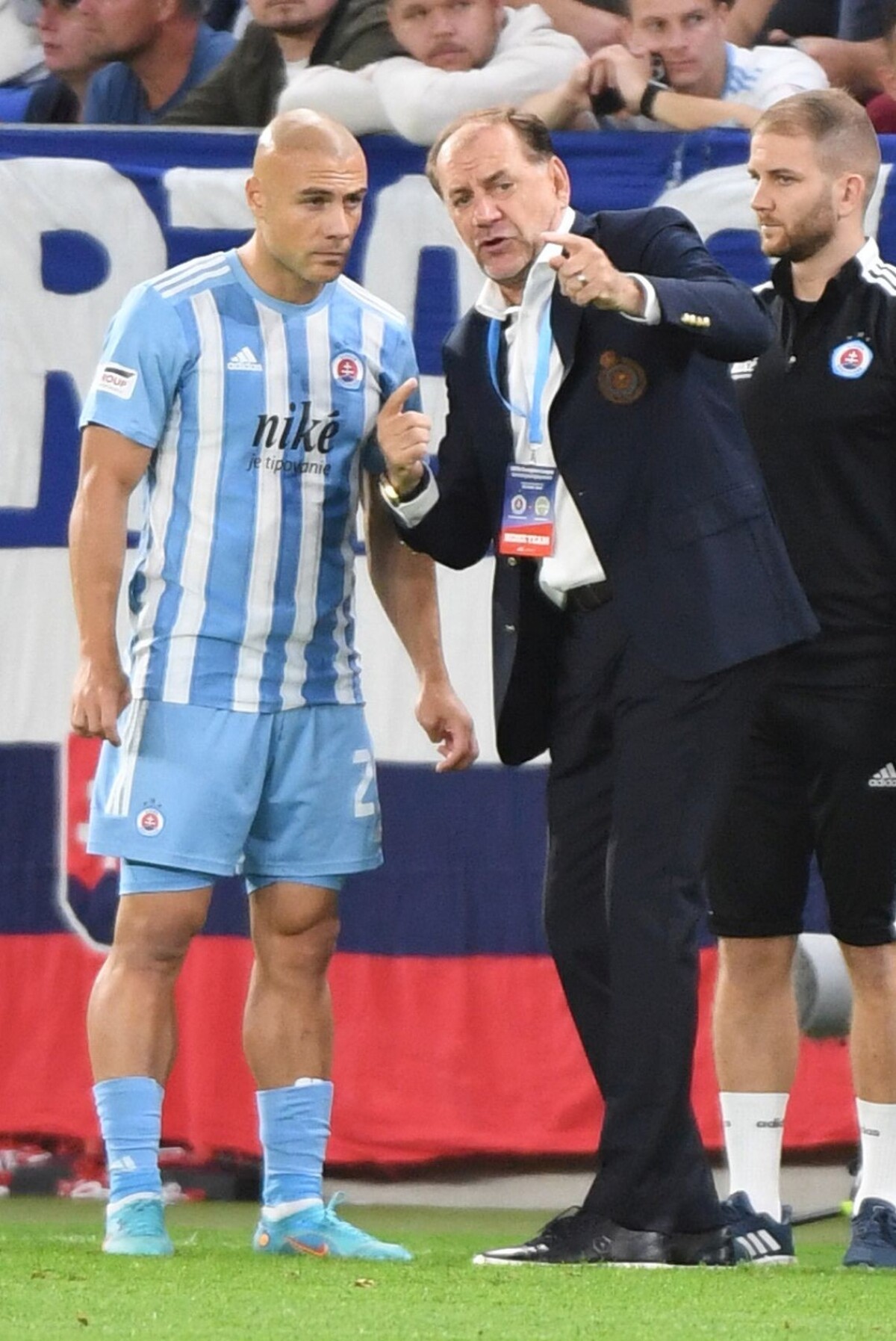 Tréner Slovana Bratislava Vladimir Weiss st. a hráč Slovana Džaba Kankava